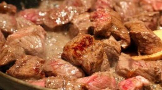 Lær om fortolkningen af ​​en drøm om kogt kød ifølge Ibn Sirin