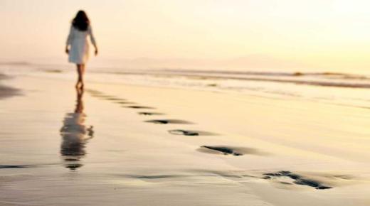 Tolkning av en dröm om att gå på strandsand i en dröm enligt Ibn Sirin