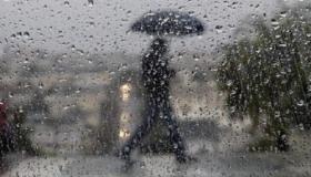 Lær om fortolkningen af ​​at se kraftig regn i en drøm af Ibn Sirin