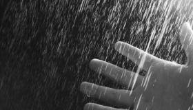 Lær om fortolkningen af ​​en drøm om regn i en drøm af Ibn Sirin