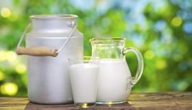 Lær om fortolkningen af ​​komælk i en drøm ifølge Ibn Sirin