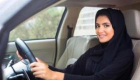 Lær om fortolkningen af ​​en drøm om at køre bil i en drøm for en gift kvinde ifølge Ibn Sirin