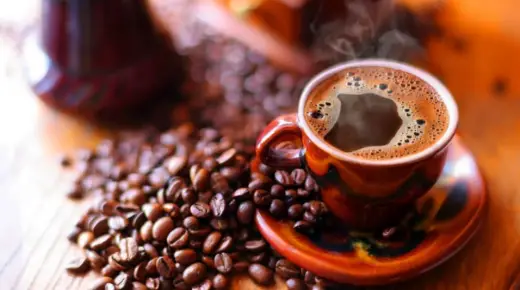 Lär dig mer om tolkningen av kaffe i en dröm enligt Ibn Sirin