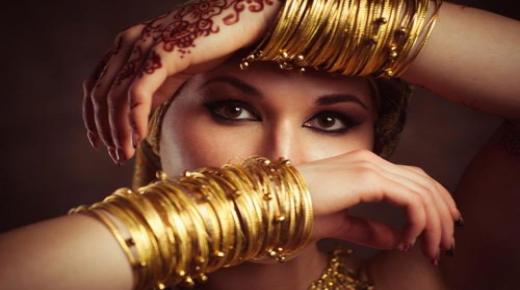 What is the interpretation of a dream about wearing gold for a married woman to Ibn Sirin?