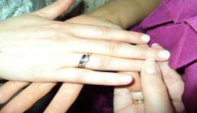 Երազի մեկնաբանություն ամուսնացած կնոջ համար աջ ձեռքին ոսկե մատանի կրելու մասին, ըստ Իբն Սիրինի.