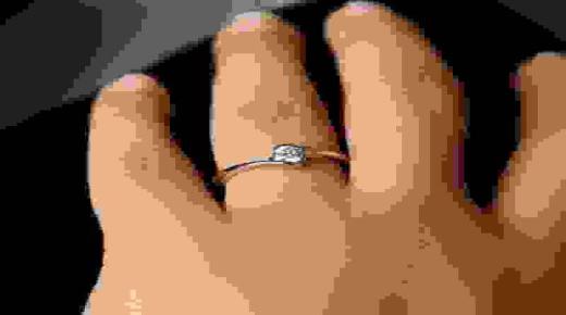 Vad är tolkningen av en dröm om att bära en ring för en singel kvinna enligt Ibn Sirin?