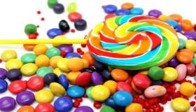 Lær om tolkningen av å se å spise søtsaker i en drøm av Ibn Sirin