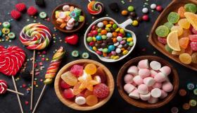 Lær mer om tolkningen av å drømme om godteri ifølge Ibn Sirin