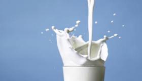 Vad är tolkningen av att se dricka mjölk i en dröm enligt Ibn Sirin?