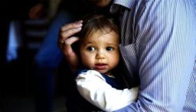 Իմացեք երազում փոքրիկ երեխային գրկելու ամենակարևոր մեկնաբանությունները Իբն Սիրինի կողմից