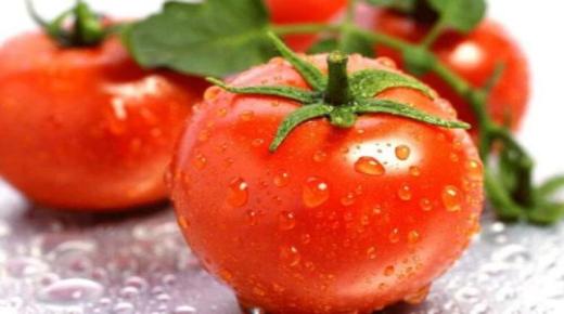 Är tolkningen av att se tomater i en dröm goda nyheter enligt Ibn Sirin?