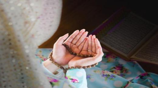 Tolkning av att se bön i en dröm: Går det i uppfyllelse enligt Ibn Sirin?