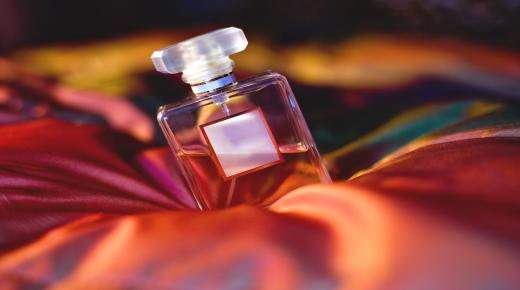 Tolkning av en dröm om en tom parfymflaska enligt Ibn Sirin