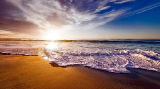 Lær om fortolkningen af ​​at se en strand i en drøm af Ibn Sirin