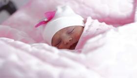 इब्न सिरिन द्वारा एकल महिलाओं के लिए सपने में जन्म देने की व्याख्या सीखें