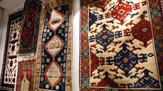 Wat is de interpretatie van een droom over een blauw tapijt volgens Ibn Sirin?