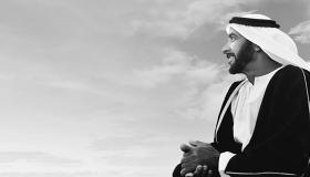 Apreneu sobre la interpretació de veure Sheikh Zayed en un somni segons Ibn Sirin