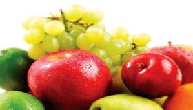 Hvad er fortolkningen af ​​æbler og druer i en drøm af Ibn Sirin?