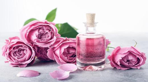Conoce más sobre la interpretación de un sueño sobre agua de rosas según Ibn Sirin