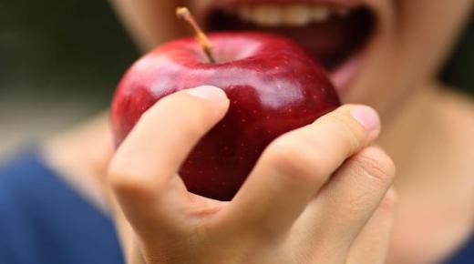 تعرف على تفسير أكل التفاح في المنام لابن سيرين والإمام الصادق