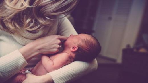 ما هو تفسير رؤية الطفلة الرضيعة في المنام للعزباء لابن سيرين؟