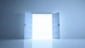 Wat is de interpretatie van een droom over een open deur volgens Ibn Sirin?