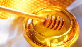 Tolkning av å se honning i en drøm av Ibn Sirin