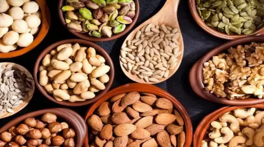 Lær om fortolkningen af ​​at se at spise nødder i en drøm af Ibn Sirin