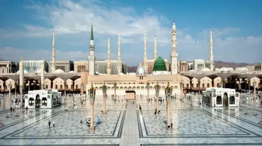 Lär dig mer om tolkningen av drömmen att åka till Medina i en dröm enligt Ibn Sirin