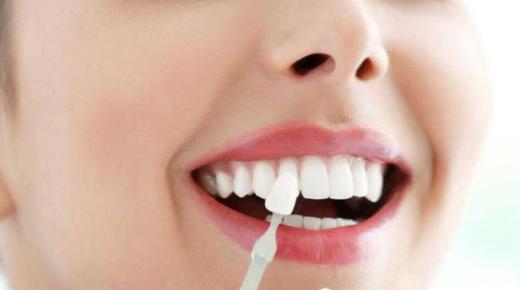 Lær om fortolkningen af ​​tænder, der falder ud i en drøm ifølge Ibn Sirin