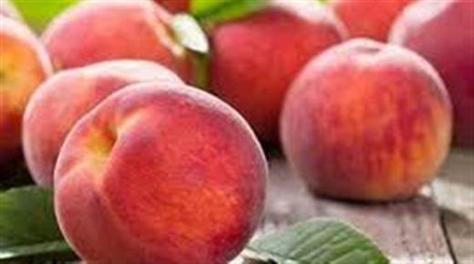 Ibn Sirin's interpretaties van het zien van het eten van perziken in een droom