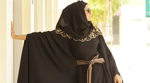 Conozca más sobre la interpretación del sueño de llevar una abaya negra para una mujer soltera, según Ibn Sirin