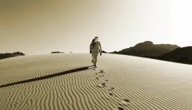 इब्न सिरिन के अनुसार, एक अकेली महिला के लिए रेगिस्तान में चलने के सपने की 20 सबसे महत्वपूर्ण व्याख्याएँ