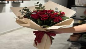 Interpretació d'un somni sobre un ram de roses vermelles per a una dona soltera en un somni segons Ibn Sirin