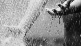 Lær mer om tolkningen av regn og strømmer i en drøm ifølge Ibn Sirin