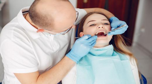इब्न सिरिन के अनुसार एक अकेली महिला के लिए दंत चिकित्सा के सपने की क्या व्याख्या है?
