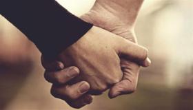 इब्न सिरिन द्वारा एक महिला का हाथ पकड़े हुए मेरे पति के सपने की सबसे महत्वपूर्ण 20 व्याख्याएं