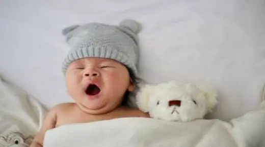 Lär dig om tolkningen av att se en baby i en dröm enligt Ibn Sirin