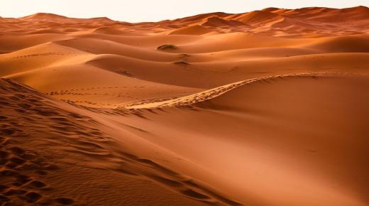 ¿Cuáles son las implicaciones de Ibn Sirin para ver el desierto en un sueño?