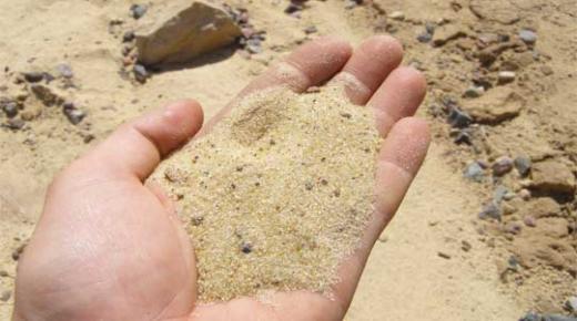 Lär dig om Ibn Sirins tolkningar av att se sand i en dröm