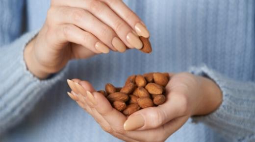 ຮຽນຮູ້ກ່ຽວກັບການຕີຄວາມຫມາຍຂອງຄວາມຝັນຂອງການກິນ almonds ໃນຄວາມຝັນຕາມ Ibn Sirin