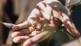 Tolkning av en dröm om förlovning för en frånskild kvinna enligt Ibn Sirin