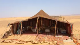 ການຕີຄວາມຫມາຍຂອງຄວາມຝັນກ່ຽວກັບທີ່ດິນແລະ tent ໃນຄວາມຝັນອີງຕາມການ Ibn Sirin