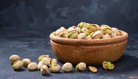 Ukuhunyushwa kwephupho mayelana nokudla ama-pistachios ephusheni ngu-Ibn Sirin