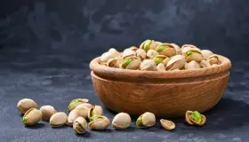 Lär dig om tolkningen av en dröm om pistagenötter enligt Ibn Sirin